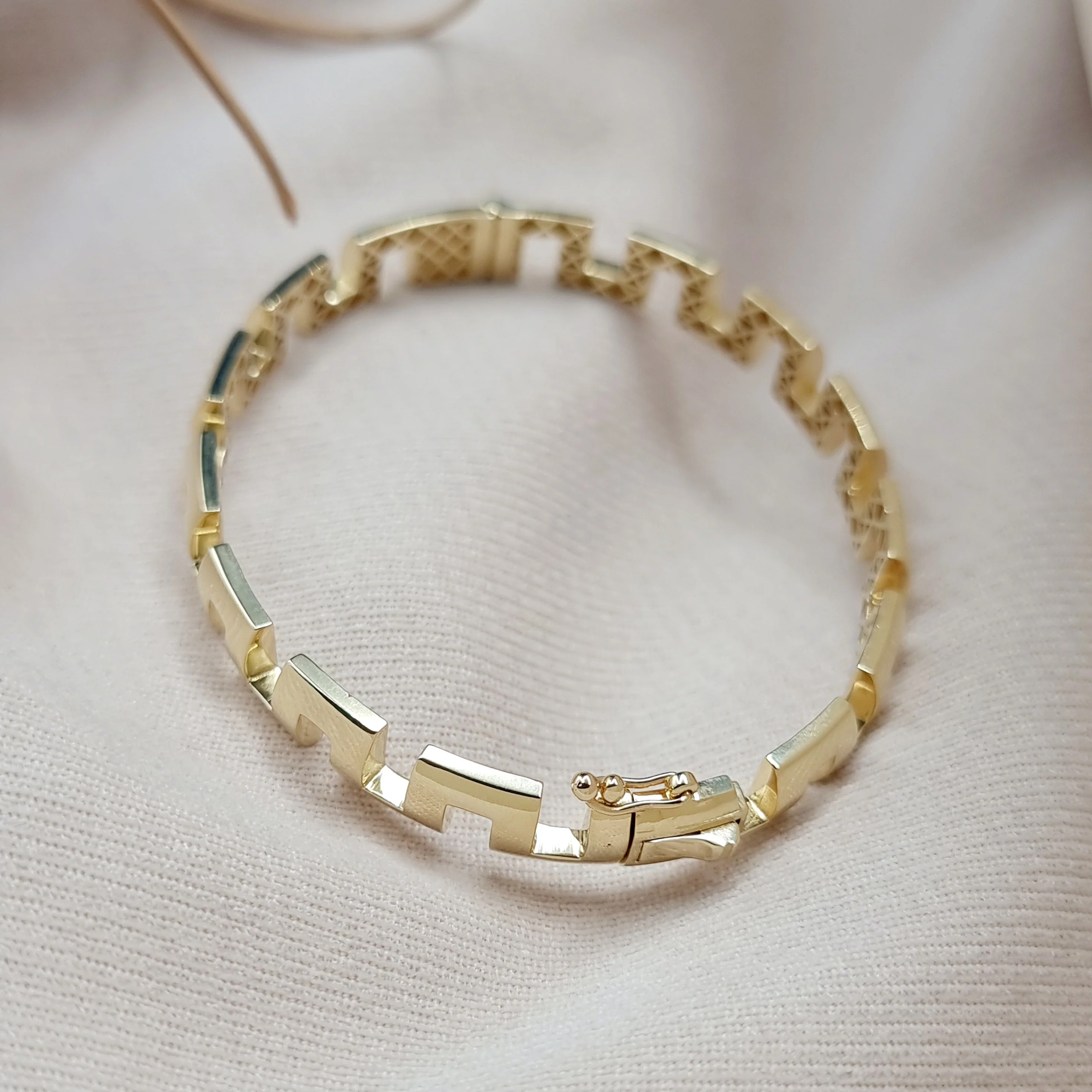 18K Pure Gold Elegant Design Bangle - Image 10