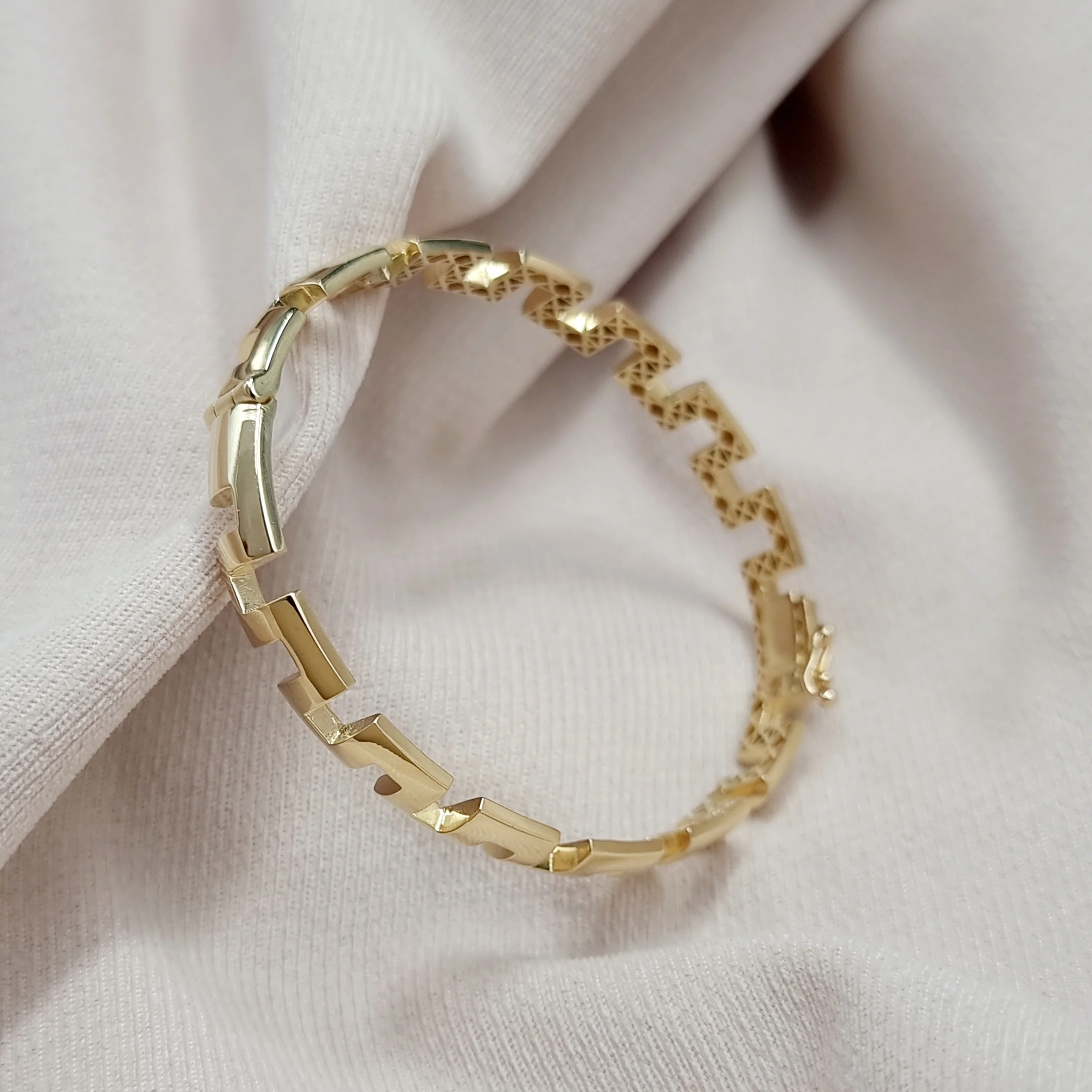 18K Pure Gold Elegant Design Bangle - Image 3