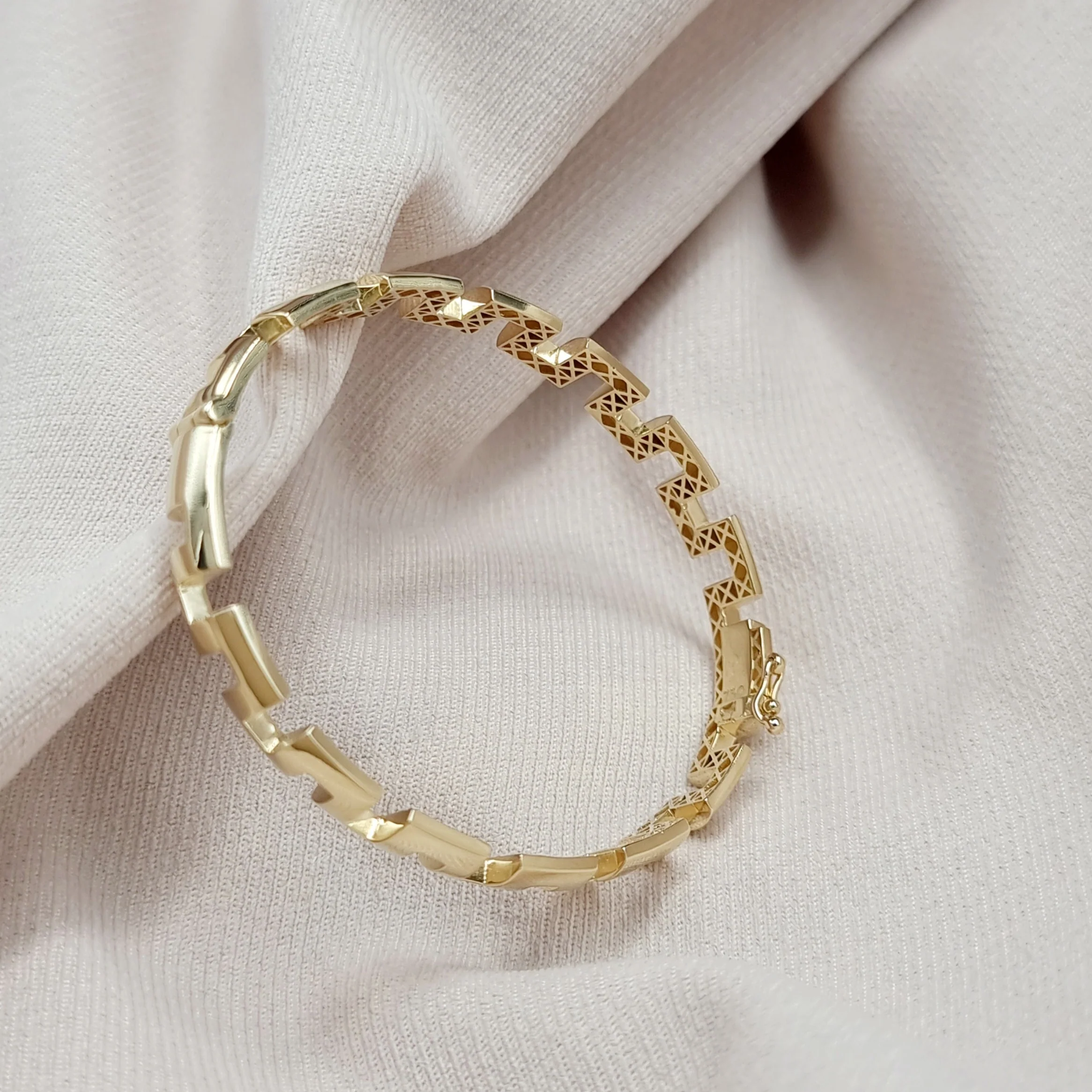 18K Pure Gold Elegant Design Bangle - Image 6
