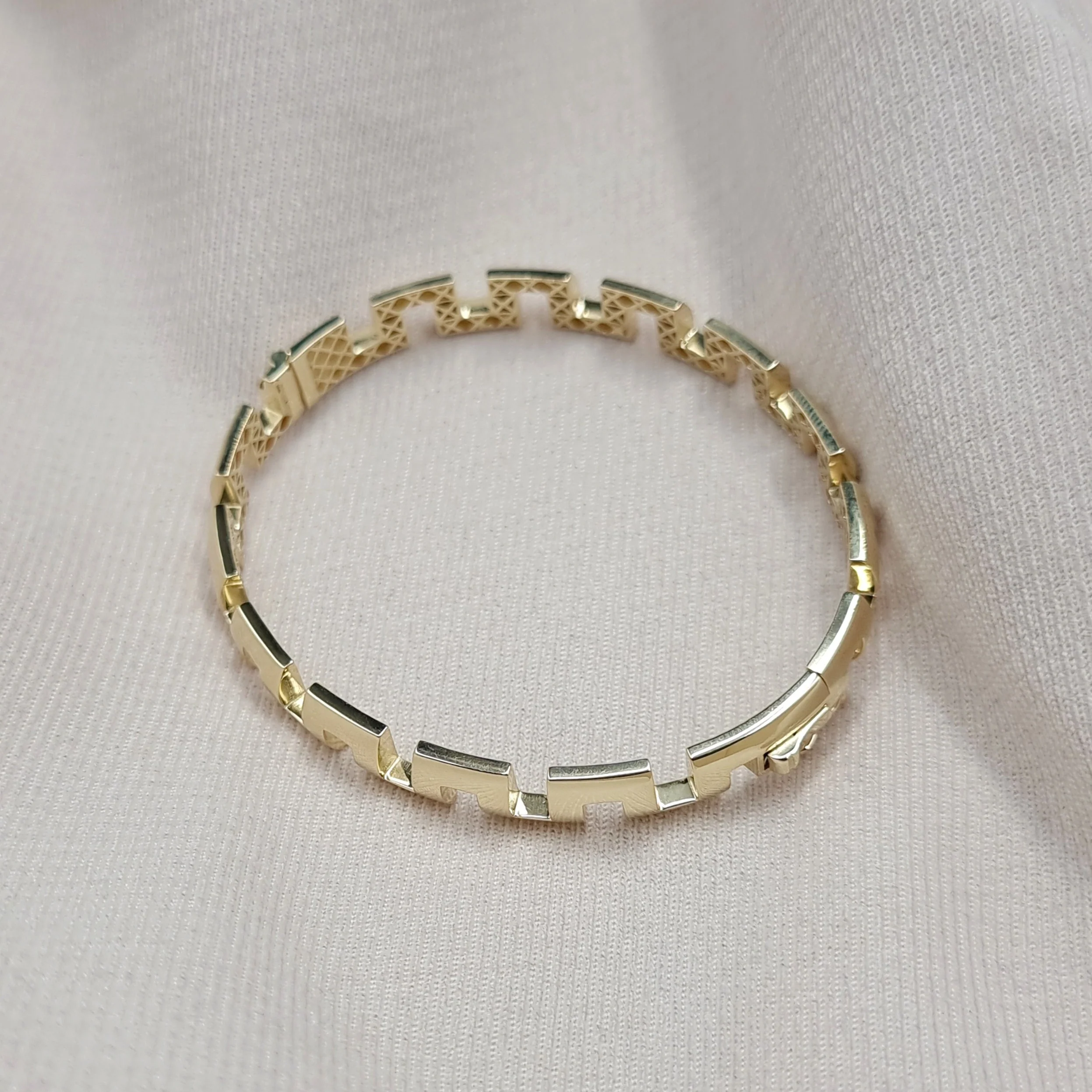 18K Pure Gold Elegant Design Bangle - Image 7