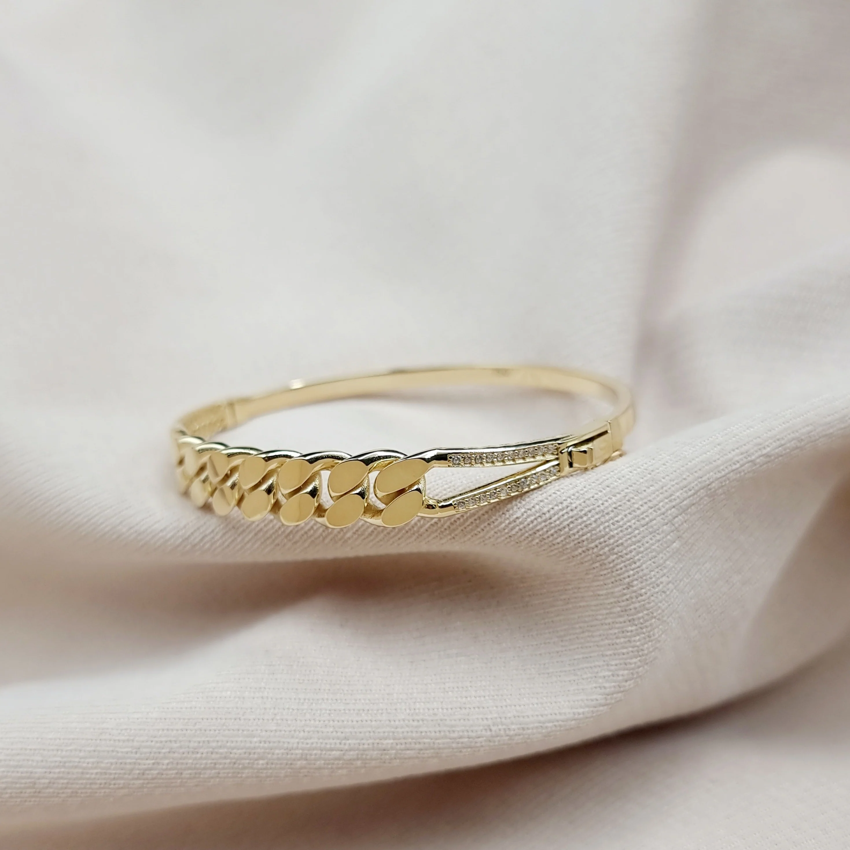 18K Pure Gold Elegant Design Bangle - Image 4