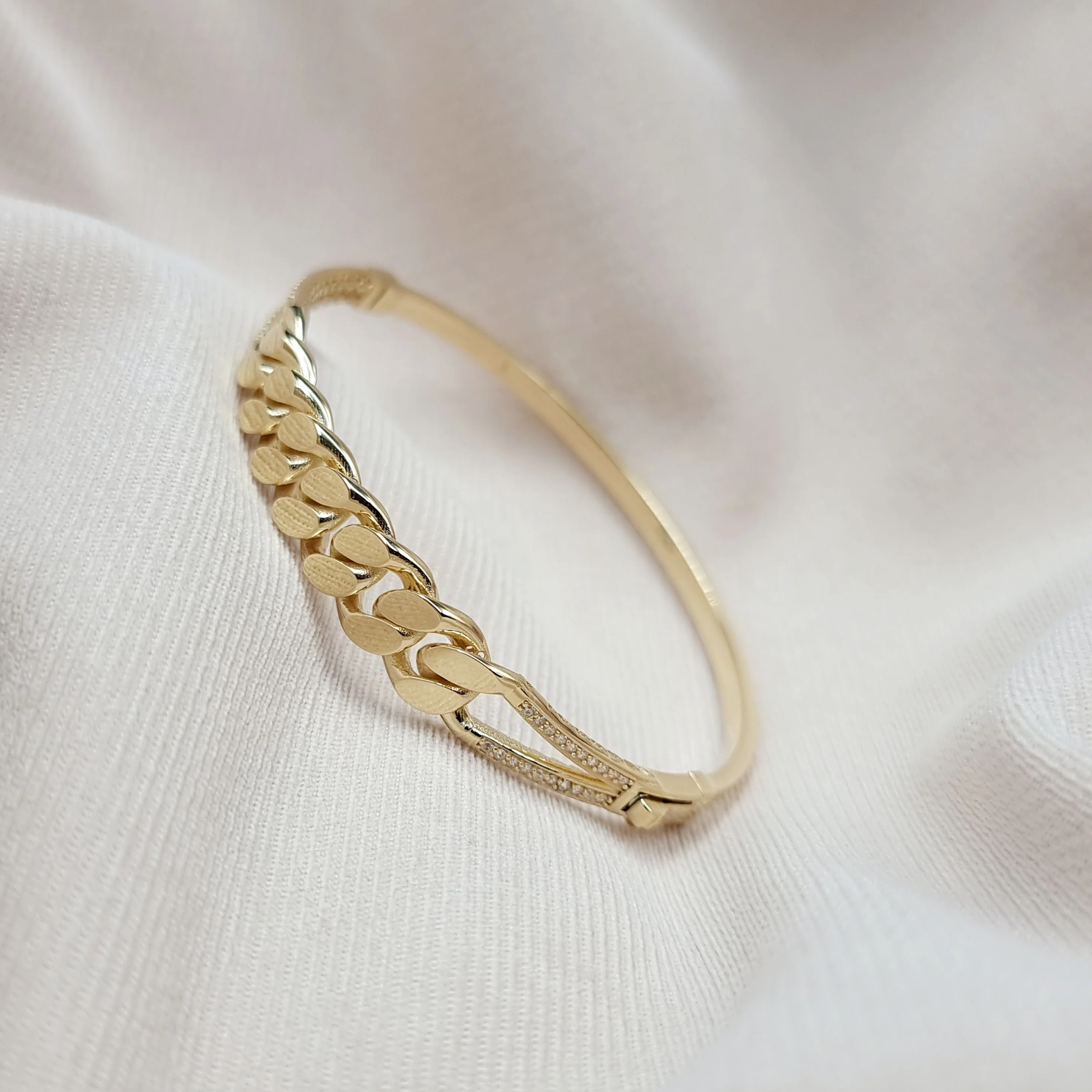 18K Pure Gold Elegant Design Bangle - Image 6