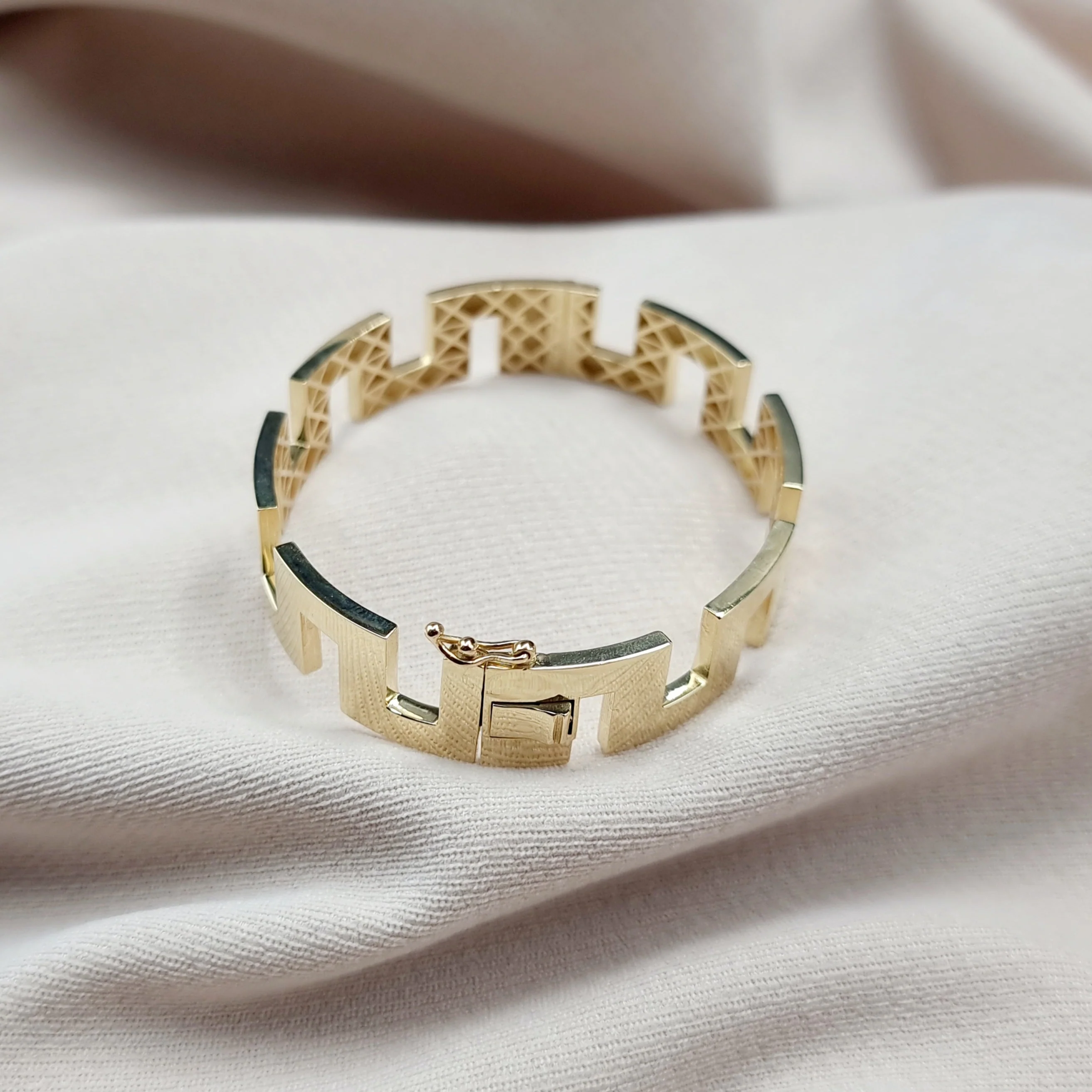 18K Pure Gold Elegant Design Bangle - Image 10
