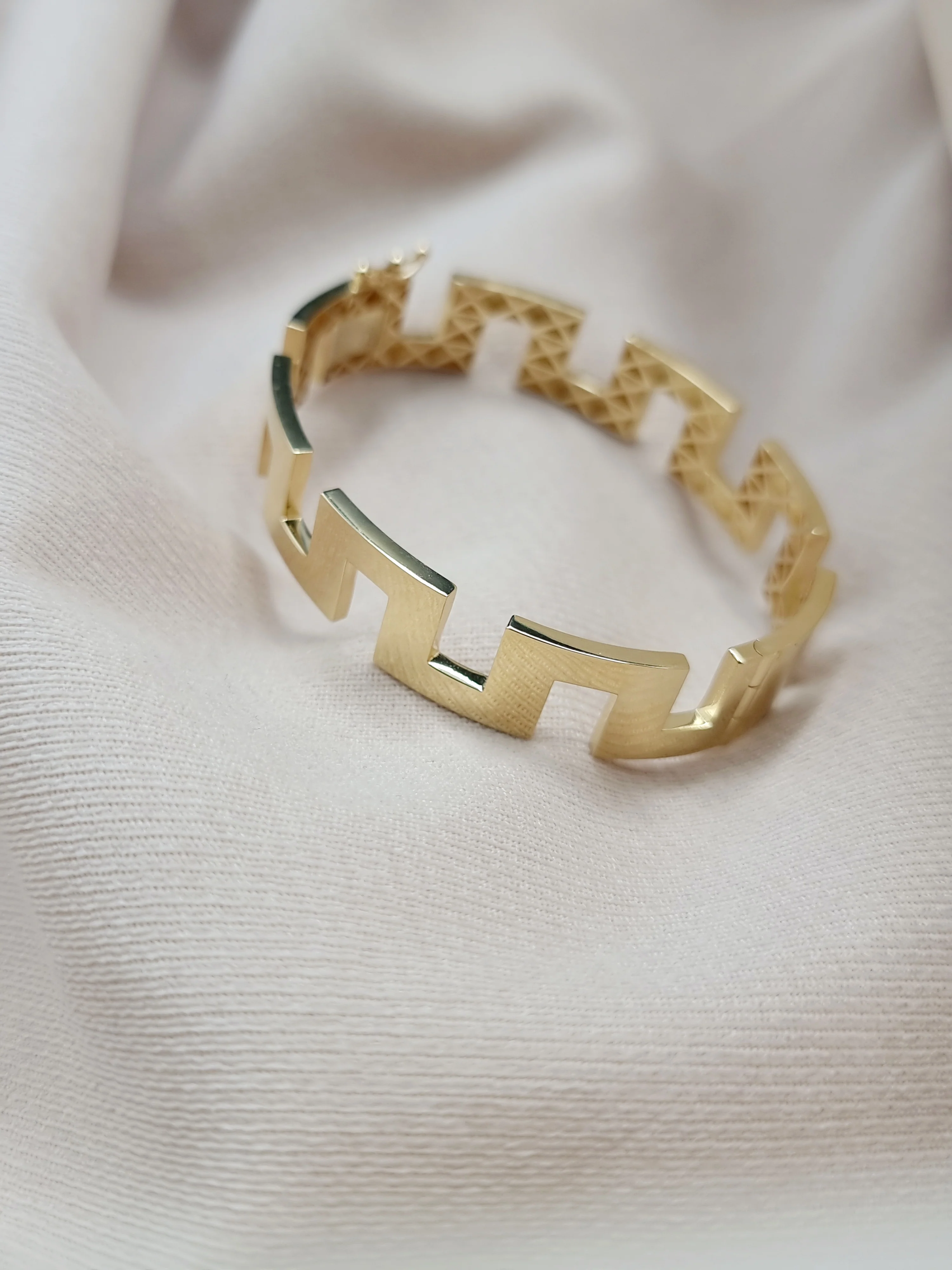 18K Pure Gold Elegant Design Bangle - Image 12