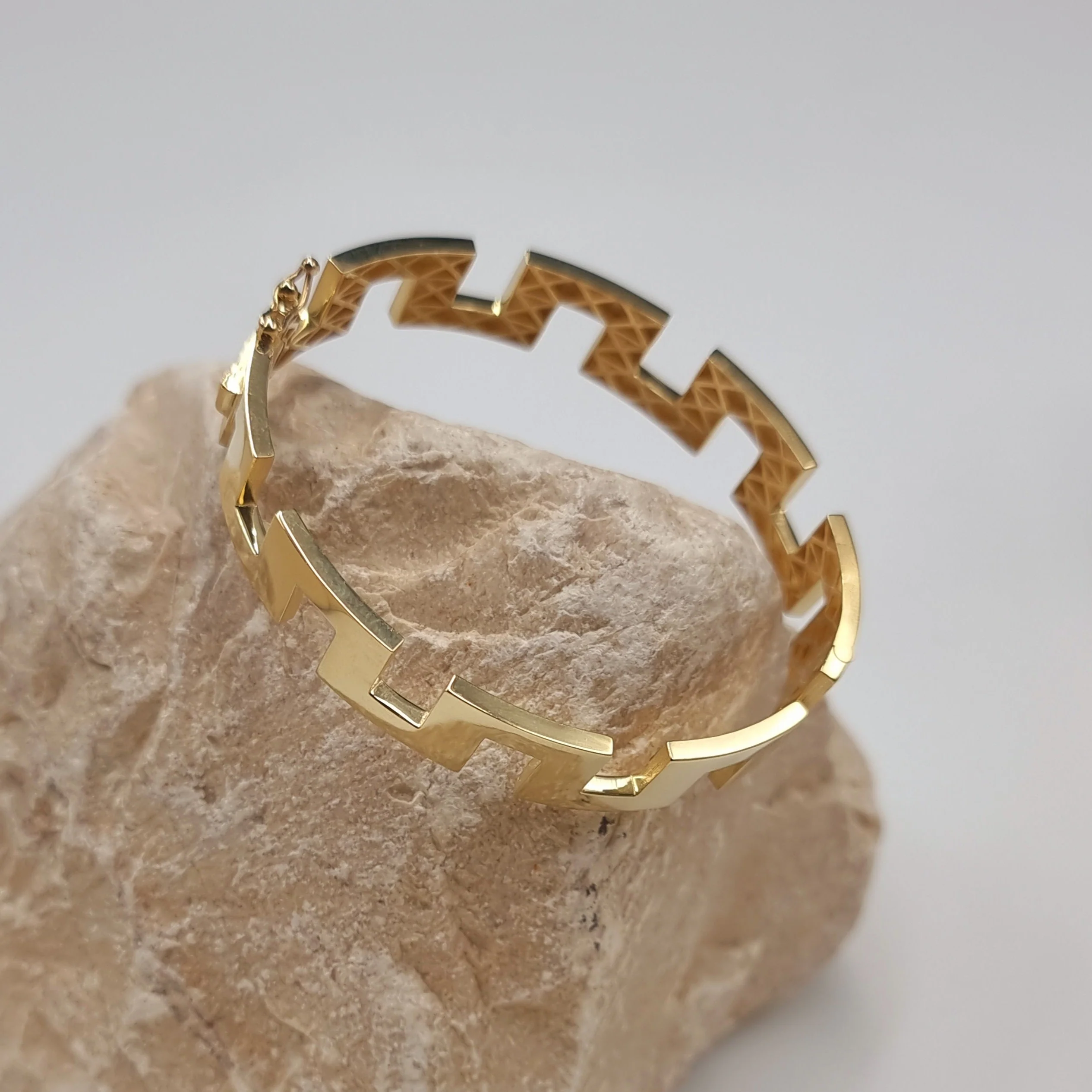 18K Pure Gold Elegant Design Bangle - Image 4