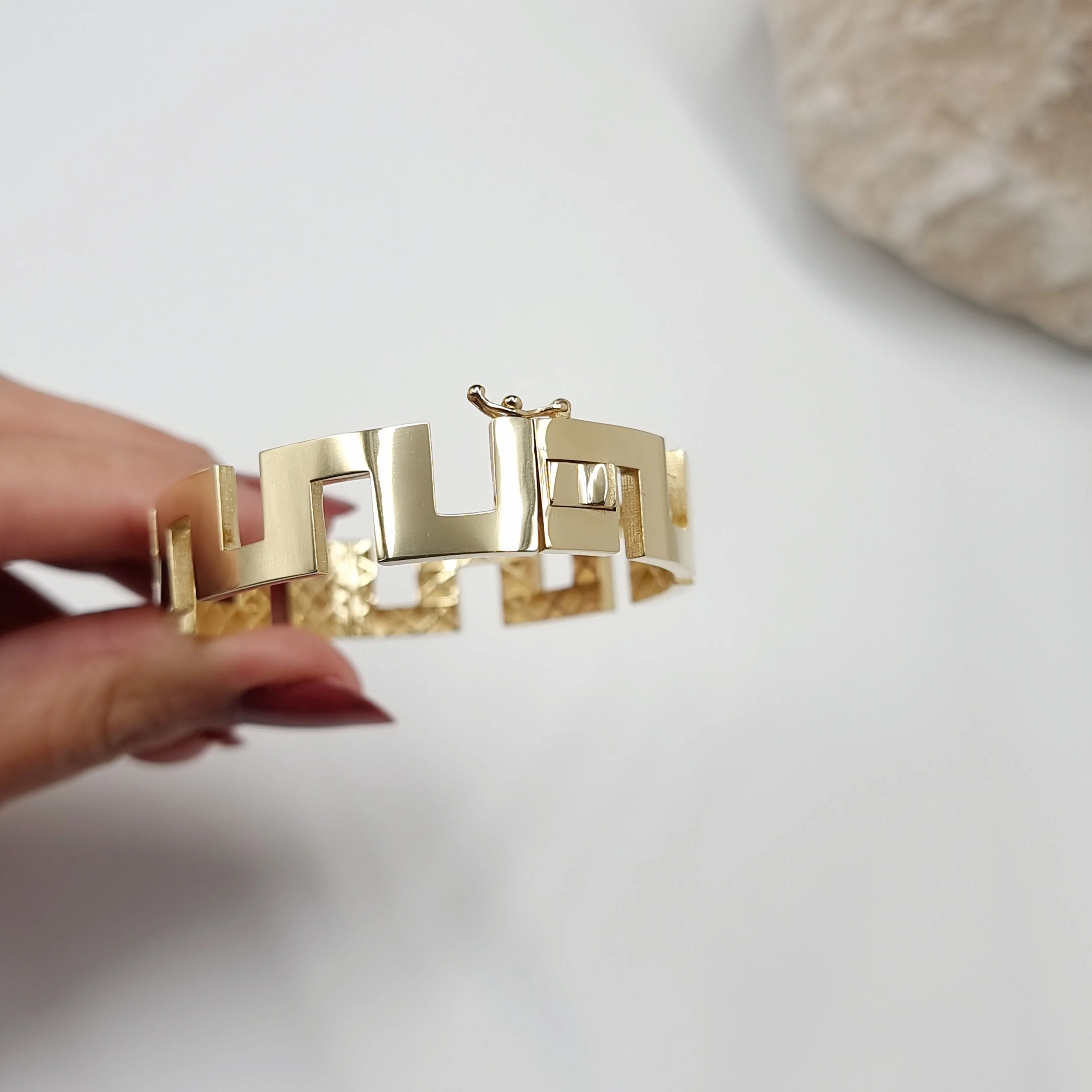 18K Pure Gold Elegant Design Bangle - Image 5