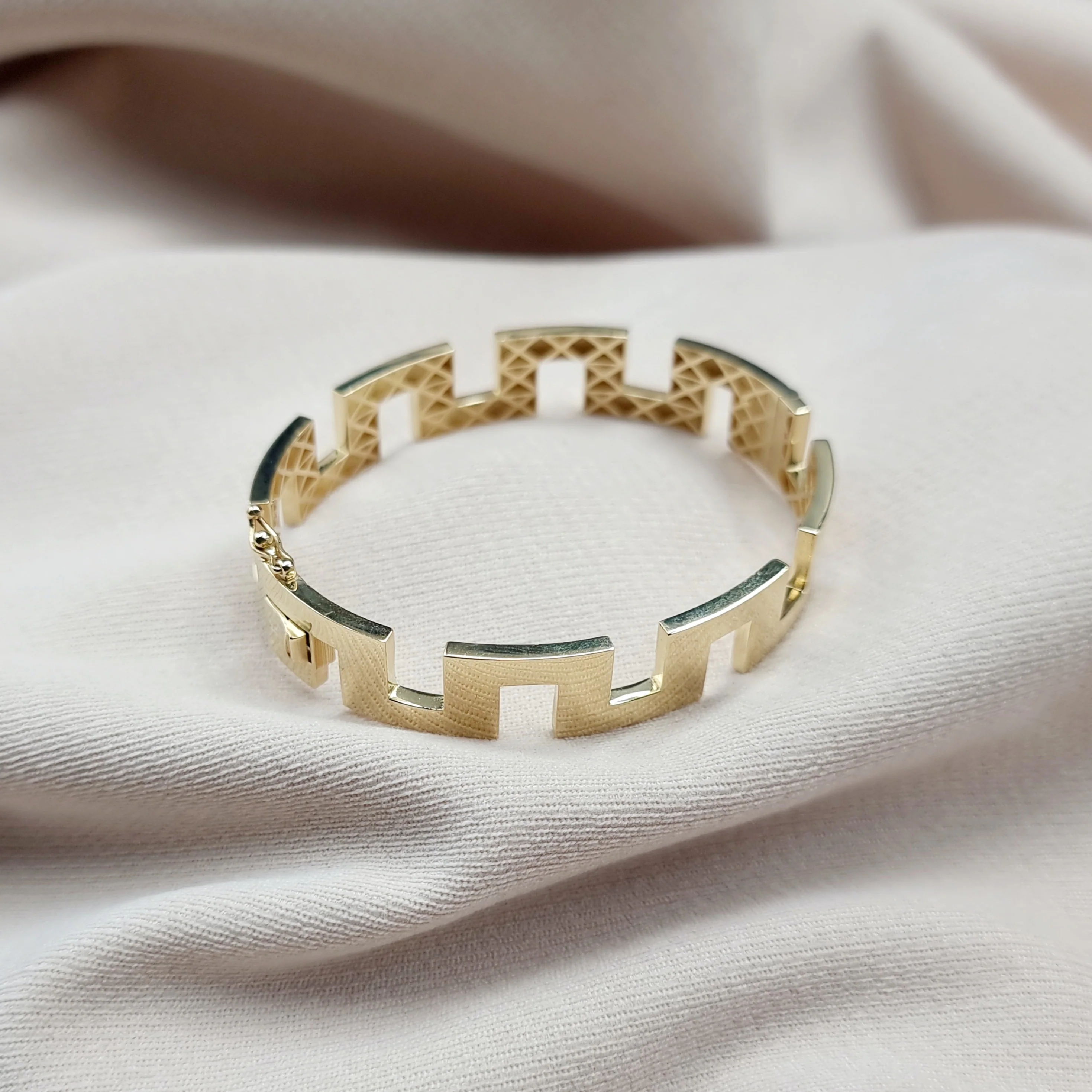 18K Pure Gold Elegant Design Bangle - Image 9