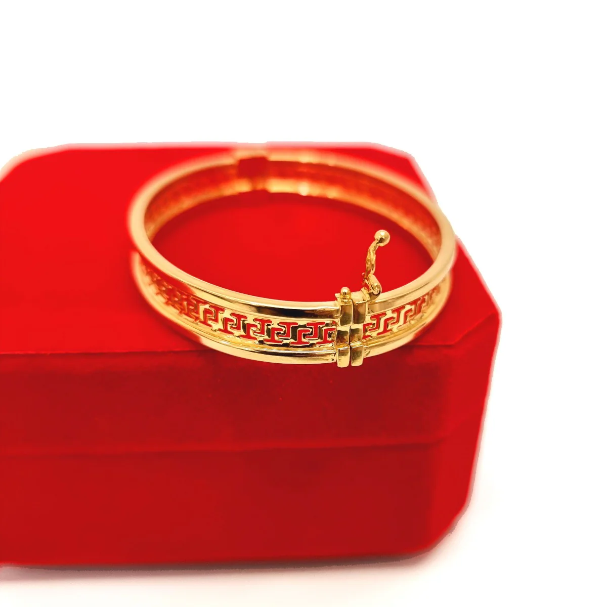 18K Pure Gold Elegant Design Bangle - Image 6