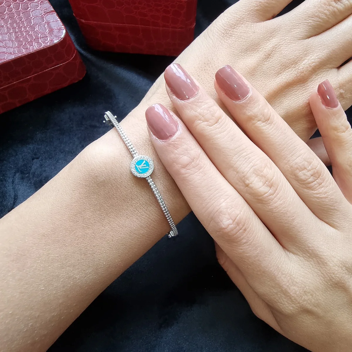 18K Pure White Gold Elegant w/ Zircon Stone Design Bangle - Image 3